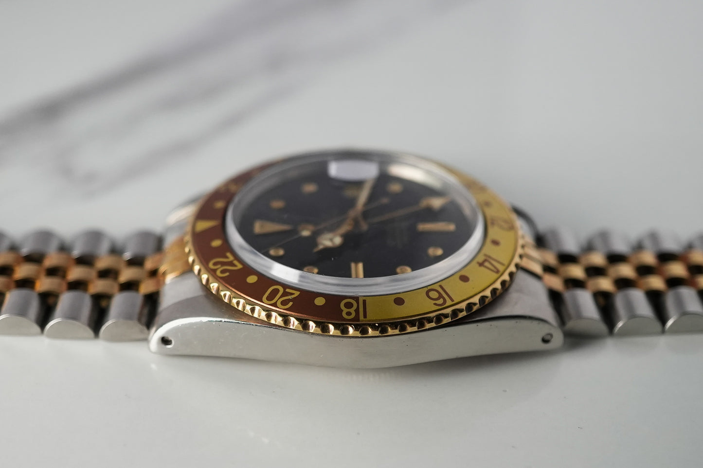 Rolex GMT-Master Rootbeer Bezel Nipple Dial 1675 - Left View